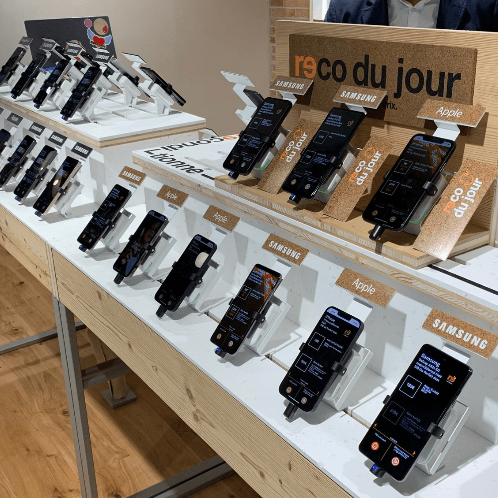Smartphones, tablettes, montres connectées, lunettes... : avec SAAA Retail, le Groupe Signe Distinctif conçoit des solutions de sécurisation libre-toucher intégrées au mobilier, pour protéger vos produits sans freiner l'expérience client.
