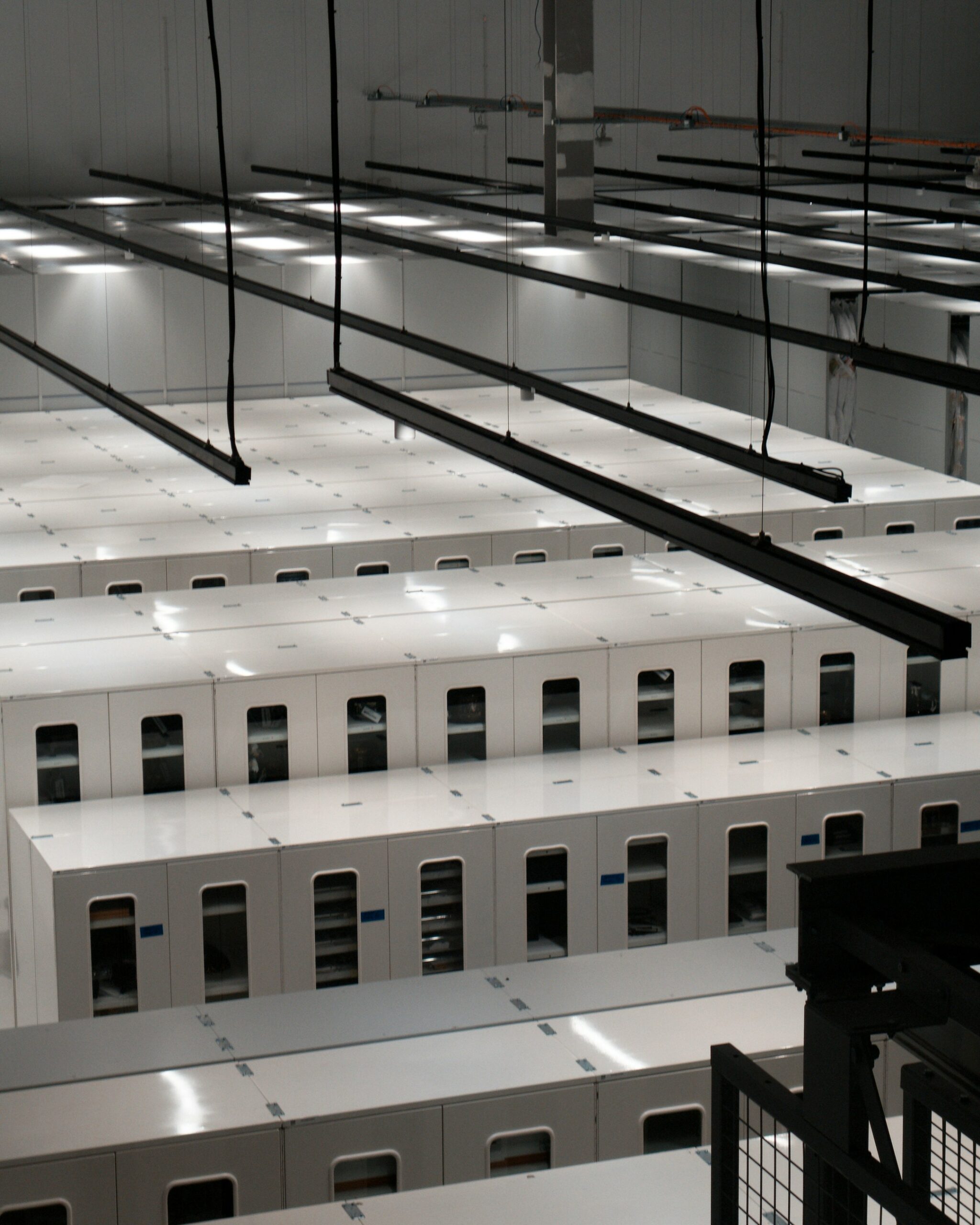 Un data center, ce n'est pas seulement de la cybersécurité. Cages serveurs, cloisonnements, structures métalliques : le Groupe Signe Distinctif conçoit, fabrique et installe des aménagements sur mesure pour protéger physiquement vos équipements, de l'étude du besoin jusqu'à l'installation sur site.
